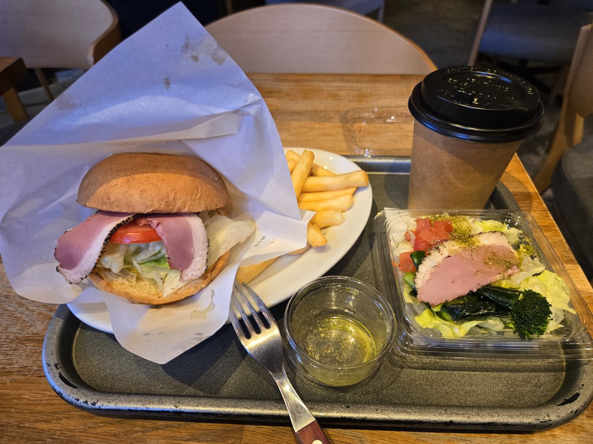 soften_fields's tweet photo. 今日のランチは、久々にサードバーガーへ❗
ヘルシーなシンプルバーガーにサラダをつけました😀
#the3rdBurger
#ユナイテッドandコレクティブ https://t.co/eIBRELHWQ1