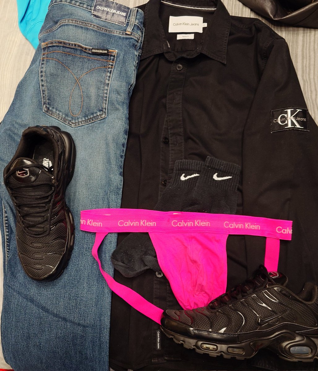 CurwenSimon's tweet photo. #outfit for the work #Christmas #party
#tripleblack #nike #tn over #blacknikesocks
#calvinkleinjeans over #CalvinKlein #jockstrap and all topped off with a #calvinklein #shirt https://t.co/kT2Z6pVPDt