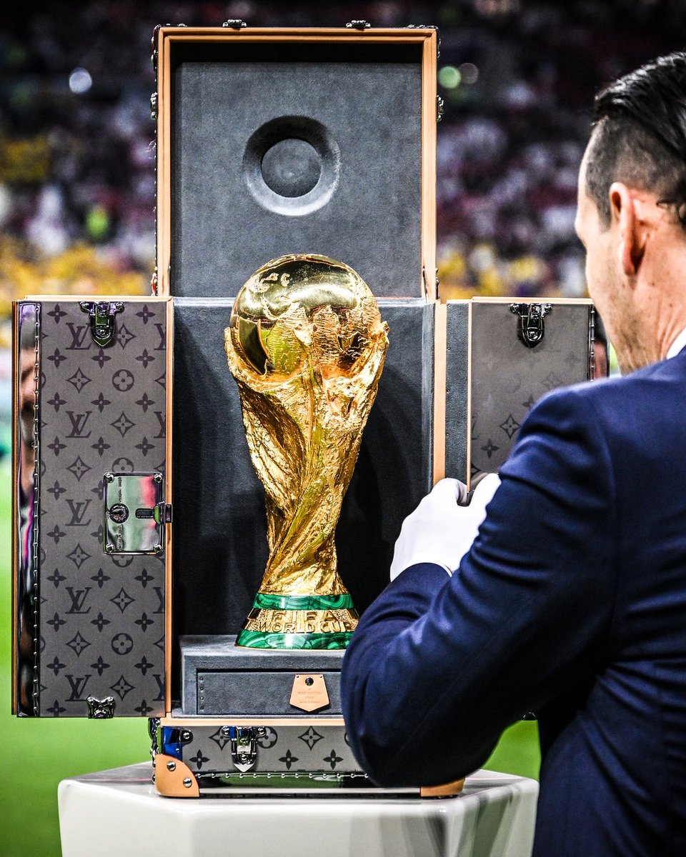衝撃】 🏆W杯決勝のチケットの値段 最低価格 : 4185ドル (約65万円) 最高価格 : 8680ドル (約138万円)  2026年の北中米W杯のチケット代は2022年カタールW杯の約7倍だ。前回のW杯決勝の最も安いチケットは450ポンド(約9万4000円)。 ソース  @BBC