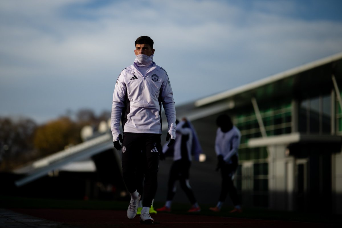 ManUtd's tweet photo. Ready for a workout in the winter sun 🥶☀️ https://t.co/9zaVyuIyJX