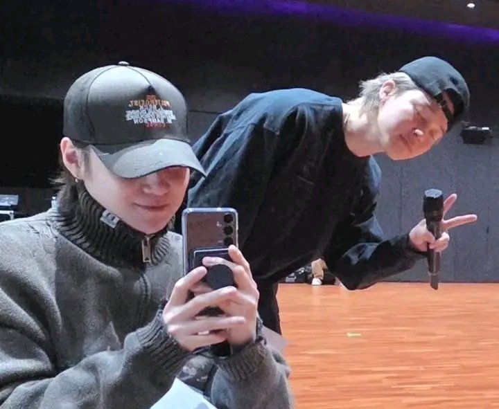 VibeInk01's tweet photo. #Suga posted an update on Instagram after a long period of absence, sharing a photo with #Jimin. His disappearance is believed to be related to the controversy surrounding the drunk-driving incident involving a scooter.
# #BTS #SugaUpdate #JiminUpdate #InstagramUpdate #KpopNews https://t.co/42ClI63ScU