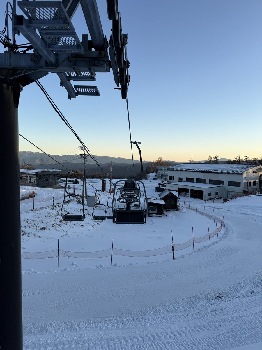 明日のコースコンディションはシーズンインには最適な圧雪バーン。
スタート付近は2車線ほどですが中間は5車線以上幅いっぱいの圧雪バーン
気温も下がり締まった圧雪でシーズンインお待ちしてます！！！！