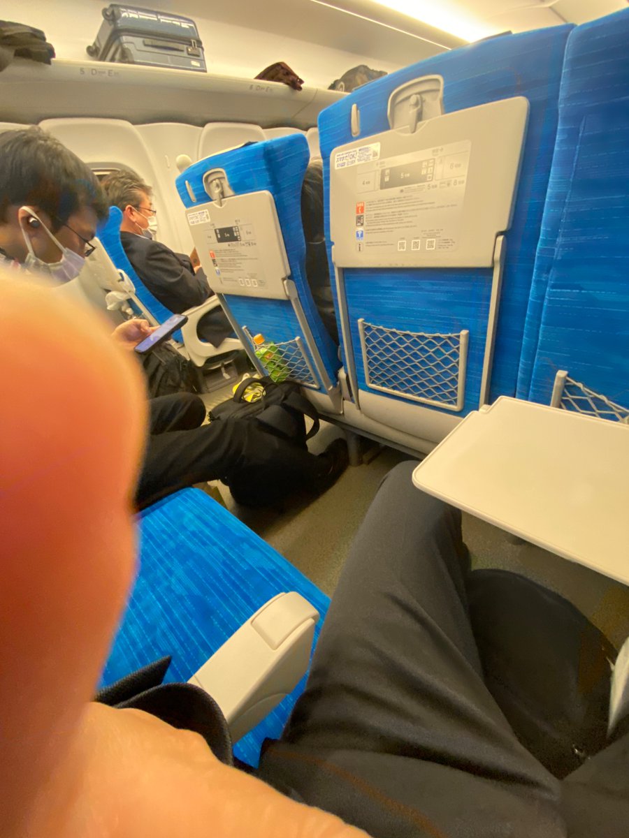 hirozhi_ys's tweet photo. 新幹線で。窓側の席に行きたいのに、通路側の男性は、荷物をどかすでもなく、立ったり、足を下げたりもせずそのまま。初めてこんな人に会いました。自分が同じ立場になることを想像できないのでしょうか。 https://t.co/zRo8abYOck