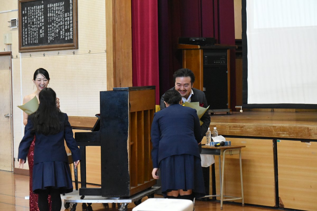 本日12/12は、藤沢市立村岡中学校の全校生徒約650人を対象にバリトン歌手 #又吉秀樹 さんと ピアニスト #谷塚裕美 さんによる「オペラ鑑賞教室」を実施いたしました！ 「闘牛士の歌」などを、MCを交えてご披露いただきました。皆様生演奏にくぎ付けとなる、とても楽しく素晴らしい公演となりました！