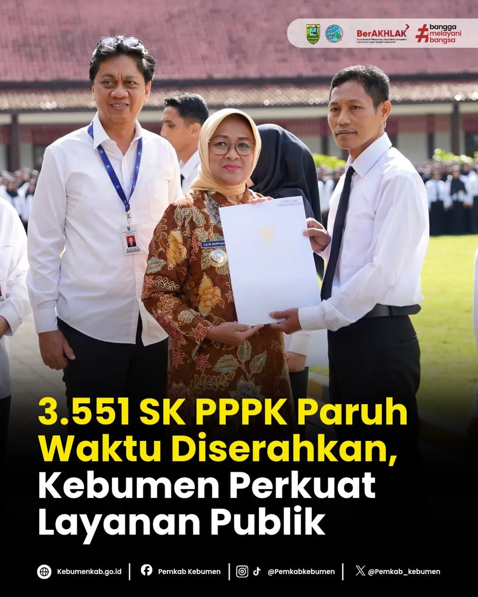 pemkab_kebumen's tweet photo. Sebanyak 3.551 pegawai menerima SK Pengangkatan PPPK Paruh Waktu Pemkab Kebumen. SK diserahkan simbolis oleh Bupati Kebumen, Lilis Nuryani, Jumat 12 Desember 2025 di Halaman Pendopo Kabumian.  #pemkabkebumen #kebumenberdaya #pppkparuhwaktu #asnkebumen #penyerahansk https://t.co/GeofIW3rH0