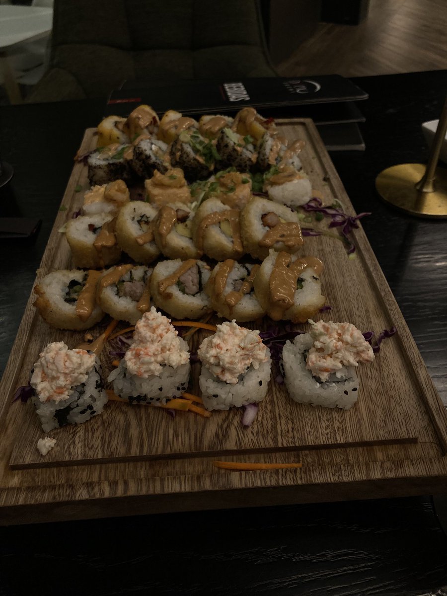 anadepaoo's tweet photo. soy feliz comiendo sushi https://t.co/haXvzAaNrQ