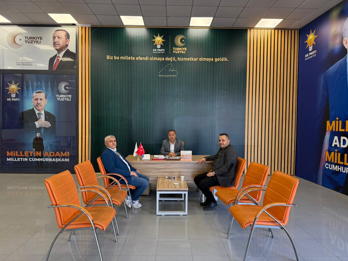 AKPartiG_Antep's tweet photo. Kapımız her daim açık, çayımız kahvemiz hazır! 

Gaziantep’imizin güzel insanları, sizleri AK Parti Gaziantep İl Başkanlığımızda ağırlamaktan mutluluk duyarız. Sohbet edelim, fikirlerinizi dinleyelim, Gaziantep’imiz için birlikte düşünelim. 

  Bugün sizleri karşılayacak yol arkadaşlarımız ; 

• Nöbet��i İl Yönetim Kurulu Üyemiz @Ramzanbalci 

• Nöbetçi İl Yönetim Kurulu Üyemiz Süreyya Özbakkal 

Çaylarımız, simitlerimiz, kahvelerimiz hazır! Bekleriz. 

Soru, görüş ve önerileriniz için iletişim bilgilerimiz 👇🏻 

☎️  0 (342) 325 20 22 

📧 info@akpartigaziantep.com.tr