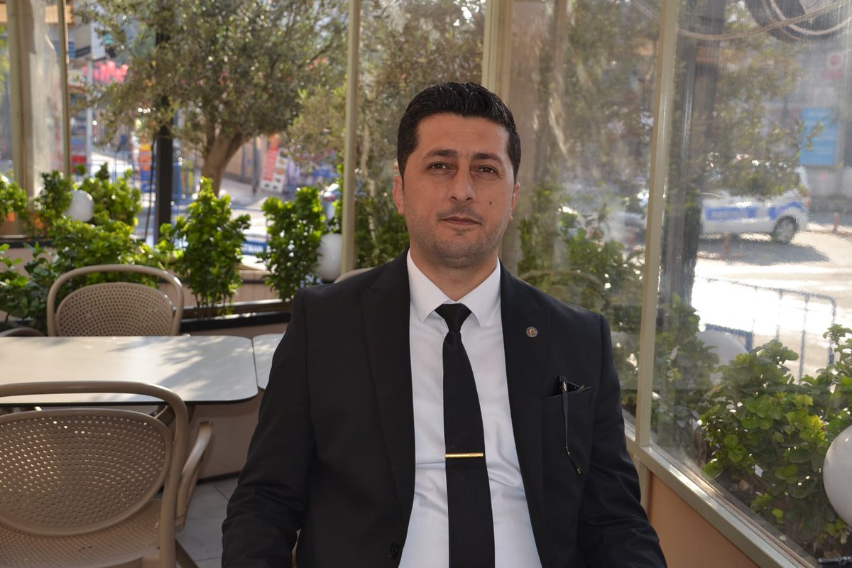 Allah Resûlü (s.a.s)’in şu hadis-i şerifleri
“Öyle insanlar vardır ki âdeta hayrın anahtarları, şerrin kilitleri gibidir. Öyleleri de vardır ki, şerrin anahtarları, hayrın kilitleri gibidir. Ne mutlu! Yüce Allah’ın, hayrın anahtarlarını kendilerine verdiği kimselere…”[3]

[1]