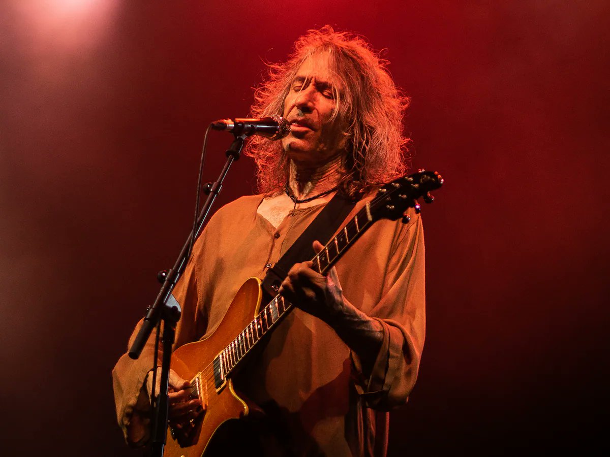 El mejor artista de la historia de este país y el preferido de los que le siguen en esa lista. Su perdida es irreparable para nuestra música y nuestra cultura. Un concierto suyo era una experiencia inigualable que todo el mundo tendría que haber vivido al menos una vez en la vida