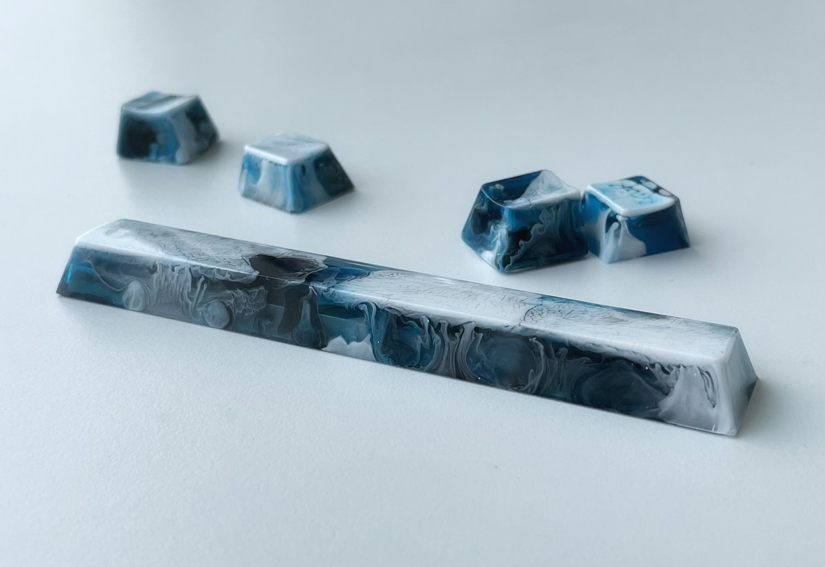 ㅜㅜㅜ드디어 안정적인 스페이스바 키캡을 뽑아 냈습니다ㅜㅜ!! 이번 빙하키캡 판매 때는 스페이스바도 올릴 수 있을 것 같아요!!!

이번 개인전시 때 작품 판매가 잘 된데다 주변 지인분들의 도움으로 키캡을 안정적으로 만들 수 있는 도구랑 장비들을 구비할 수 있었어요. 정말 감사합니다ㅜㅜ