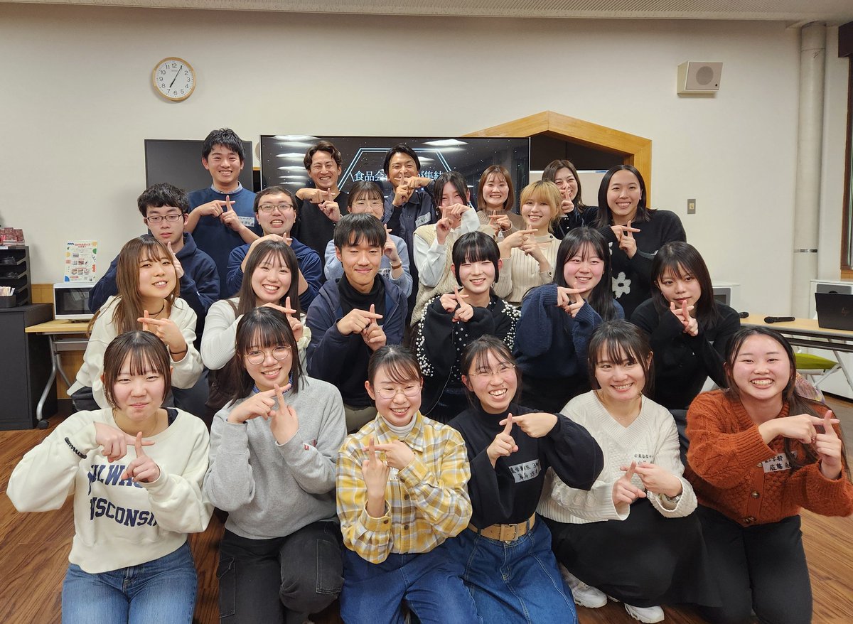 jumonjichicken's tweet photo. 一昨日岩手大学で「学生×社会人ディナー交流会」を開催しました✨✨
食品会社3社がコラボした企画で、それぞれのオススメ商品を持ち寄って交流!
当社は水炊き鍋と焼き鳥を。お肉が柔らかくて美味しい!と喜んでくれました♪
#岩手大学
#tovlab
#ディナー交流会 https://t.co/jF2uKVJFVf
