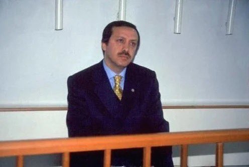 solcugazete60's tweet photo. Erdoğan'ın, İBB Başkanlığı dönemine ilişkin 2.600.000.000.000 TL'lik yolsuzluk iddiasıyla yargılandığı Akbil davasının, dokunulmazlığına rağmen avukatlarının talebiyle yeniden açılıp davadan beraat ettiği ve dosyasının kapatıldığı ortaya çıktı.

(Alican Uludağ) https://t.co/SWT08hloew