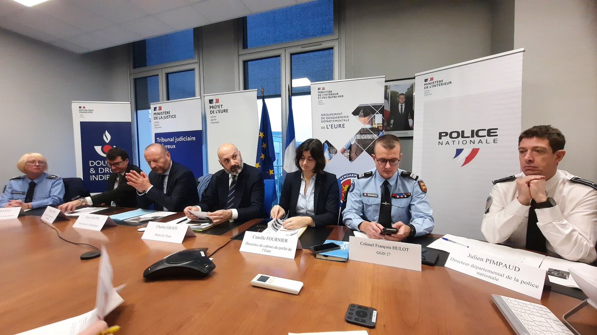 L_Philippot's tweet image. "Les consommateurs ont du sang sur les mains", martèle le préfet Charles Giusti. Dans l'Eure, l'État se montre "déterminé" à lutter contre "le fléau" des drogues
➡️ l.ici.fr/TkW