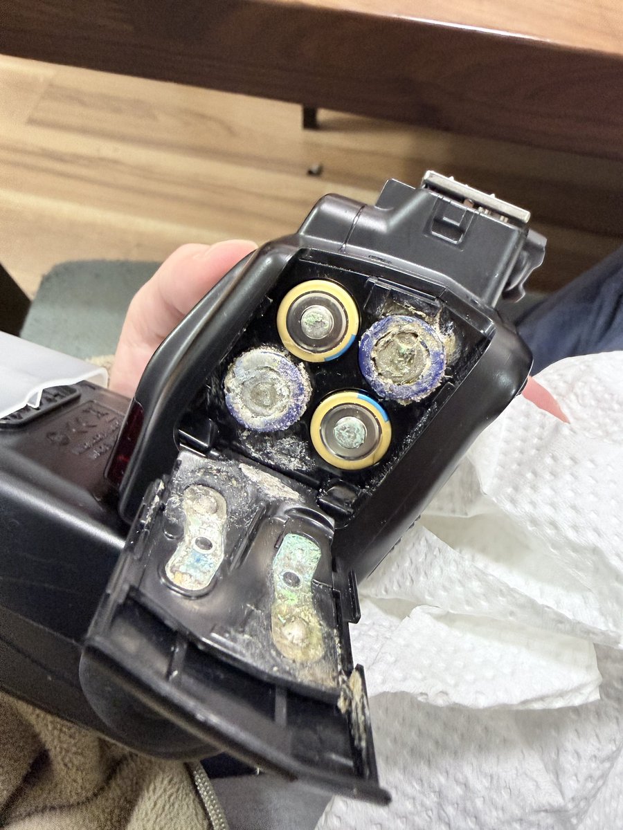 5-6年ぶりにカメラの外付けフラッシュを取り出したら電池漏れしてて終わった…。長期保存は乾電池抜かなきゃダメ、絶対。
