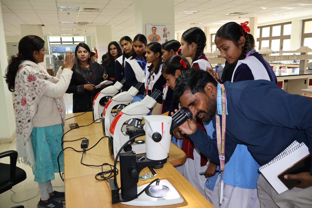 CS2_IISERB's tweet image. Thrilled to host students &amp;amp; teachers from 𝗥𝗮𝗷𝗸𝗶𝘆𝗲 𝗠𝗮𝗱𝗵𝘆𝗮𝗺𝗶𝗸 𝗦𝗰𝗵𝗼𝗼𝗹, 𝗝𝗵𝗮𝗻𝘀𝗶 (𝗨𝗣) at @iiserbhopal  on 𝗗𝗲𝗰 𝟭𝟮, 𝟮𝟬𝟮𝟱!𝗢𝗿𝗴𝗮𝗻𝗶𝘀𝗲𝗱 𝗯𝘆 𝗖𝗦𝟮, the visit included tours of our Chemistry, Physics &amp;amp; Biological Sciences labs.