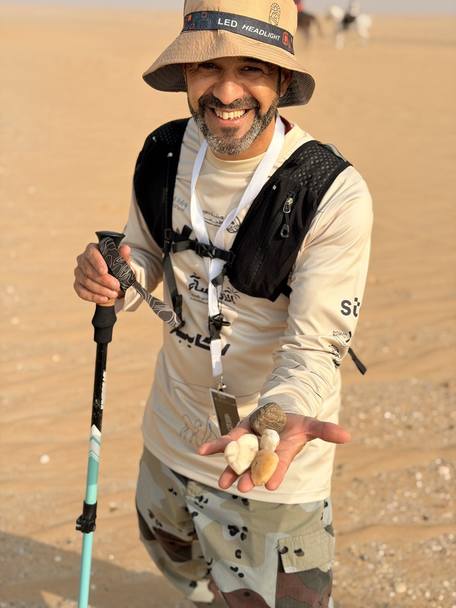 قريبًا من قصر خوينج، حيث تصحو حكايات الطريق القديمة، مرّ السائرون بمحاذاته وكأنهم يستقبلون تاريخًا ما زال ينبض على أطراف الدرب.
ومن هذا المكان العريق بدأت الركايب مسيرتها، تستوحي من عبق الموقع قوتها، وتنسج بخطوات المشاركين أول فصول الرحلة.

#ركايب #الأحساء #بر #مغامرة #تجارب