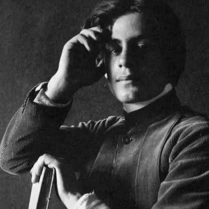 "Voyage et ne le dis à personne,
Vis une histoire d'amour et ne le dis à personne,
Vis heureux et ne le dis à personne...
Les gens ruinent les belles choses."
Khalil Gibran