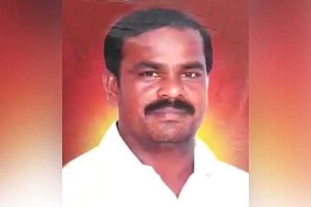 imkarjunsampath's tweet photo. NIA தேசிய புலனாய்வு நிறுவனம் 
நன்றி!  பாராட்டுக்கள்!!

திருபுவனம் ராமலிங்கம் அவர்கள் கொலை வழக்கில் மேலும் நால்வர்  பள்ளிகொண்டானில் கைது"🚨

கைது செய்யப்பட்டவர்கள்

🔻PFI அப்பாஸ் (30),
🔻முகமது இம்ரான் (33),
🔻புர்ஹானுதீன் (34),
🔻நஃபில் ஹசன் (34)

என அடையாளம் காணப்பட்டுள்ளனர்.

தஞ்சாவூரைச் சேர்ந்த "புர்ஹானுதீன்" மற்றும் "ஹசன்" ஆகியோர் முக்கிய குற்றவாளிகள்.

ராணிப்பேட்டை நெமிலியைச் சேர்ந்த "அப்பாஸ்" மற்றும் "இம்ரான்" ஆகியோர் கொலைக்கு உதவியதாகக் கூறப்படுகிறது.