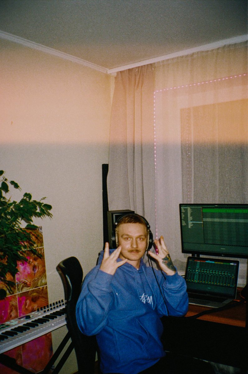 cariboucube's tweet photo. what’s good

i’m cube, a music producer/content creator who switched to a b2c saas co-founder ($200k arr bootstrapped)

ppl usually dream to quit 9-5 and make art full time, apparently i’m the opposite 🙃

anyways, here’s about me:

- i can’t sing or play instruments (yeah, unfortunately)

- becoming a producer would be impossible for me without… software

- i learned digital marketing to sell my music online & turned it into a business

- over the past 5 yrs i produced songs with 30M+ streams working with top charting UA artists

- my friend and i often struggled to make cool chord progressions fast, so we built a tool that does that

- that’s how this little startup thing started

if you’re a b2c saas/mobile app founder, let’s connect!

i’d be happy to talk business or music 🫡