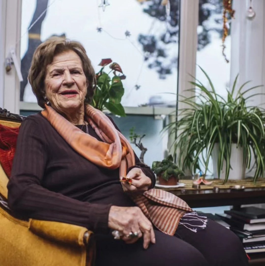 Mülkiye'nin ilk kadın asistanı, ilk kadın doçenti ve ilk kadın profesörü, Siyasal Davranış Kürsüsü kurucusu olan 'hocaların hocası' olarak bilinen Prof. Dr. Nermin Abadan Unat yaşamını yitirmiş.

Çalıştığım alana büyük katkıları olan kıymetli Hocaya minnetle💐