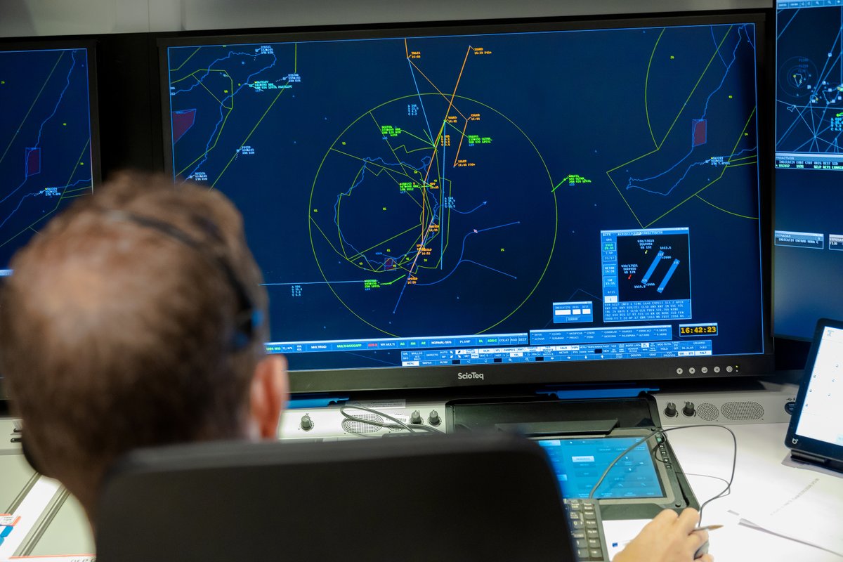 ENAIRE's tweet image. 📈✈️ @ENAIRE gestionó cerca de 180.000 vuelos en #noviembre, un 4,3% más que en 2024.

🛬🛫 Los sobrevuelos aumentaron el mes pasado el 7,7% y los vuelos internacionales, el 5,6%.

📄 Nota de Prensa: enaire.es/es_ES/2025_12_…