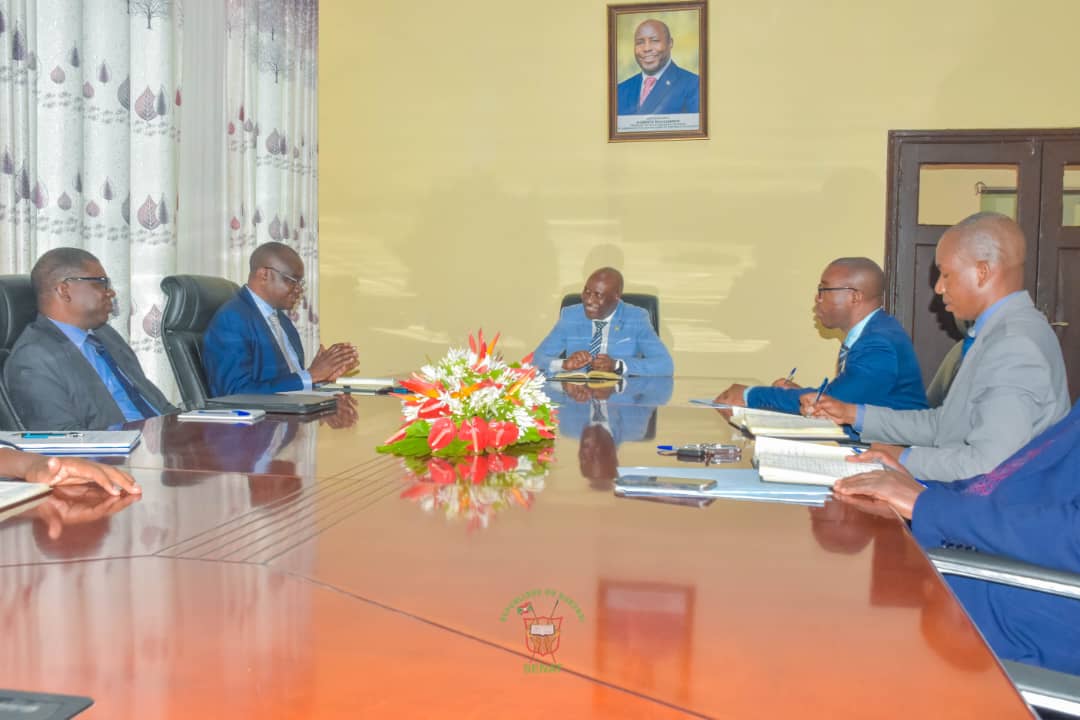 Burundi_senat's tweet photo. Dans l'avant-midi de ce vendredi 12 décembre 2025, le Président du @Burundi_senat, Très Hon.Gervais NDIRAKOBUCA, a reçu en audience le Représentant de l'@Groupe_AfDB, Monsieur @PascalYembiline, qui était venu pour une visite d'adieu, au terme de son mandat.

Au cours de leur entretien, ils sont revenus sur les principales réalisations de la BAD au #Burundi dans plusieurs secteurs comme: l'agriculture, l'énergie; les infrastructures; l'éducation, la formation et l'entrepreneuriat des jeunes; le transport; l'accès à l'eau potable; l'assainissement et bien d'autres.

Très Hon.NDIRAKOBUCA a apprécié le bilan positif des activités réalisées par la BAD et s'est dit confiant que cette Banque va continuer à appuyer le Burundi pour son dévéloppement socio-économique.