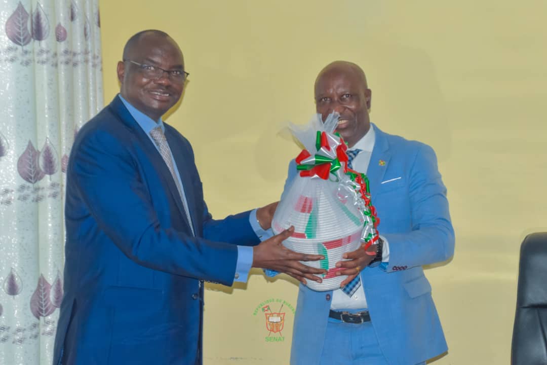 Burundi_senat's tweet photo. Dans l'avant-midi de ce vendredi 12 décembre 2025, le Président du @Burundi_senat, Très Hon.Gervais NDIRAKOBUCA, a reçu en audience le Représentant de l'@Groupe_AfDB, Monsieur @PascalYembiline, qui était venu pour une visite d'adieu, au terme de son mandat.

Au cours de leur entretien, ils sont revenus sur les principales réalisations de la BAD au #Burundi dans plusieurs secteurs comme: l'agriculture, l'énergie; les infrastructures; l'éducation, la formation et l'entrepreneuriat des jeunes; le transport; l'accès à l'eau potable; l'assainissement et bien d'autres.

Très Hon.NDIRAKOBUCA a apprécié le bilan positif des activités réalisées par la BAD et s'est dit confiant que cette Banque va continuer à appuyer le Burundi pour son dévéloppement socio-économique.