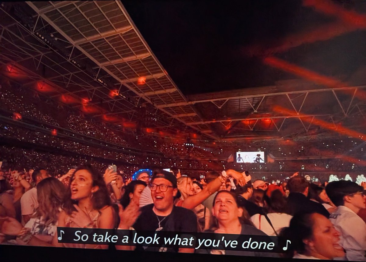 The way I just screamed when I saw <a href="/Fellj01/">josh 🤘🏻💛</a> on the new <a href="/taylorswift13/">Taylor Swift</a> documentary. I would know that smiling face at the barrier anywhere in the world. 💜
