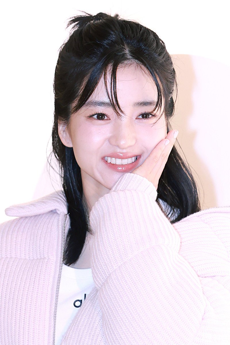 KimTaeRiArab's tweet photo. 251212 || [📸]

- كيم تايري من حضورها حدث متجر alo pop-up 🩷

 #KimTaeRi #김태 https://t.co/220TC3gxJM