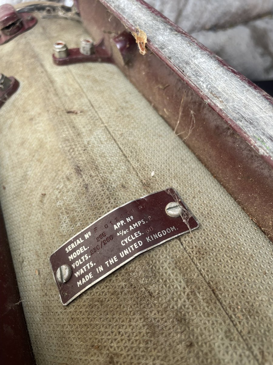 Some cool little finds this week. This really nice fan. Runs super smooth! And an ancient vacuum. Can’t find much on it but it would have to be at the latest early 50s. But It is probs older than that!