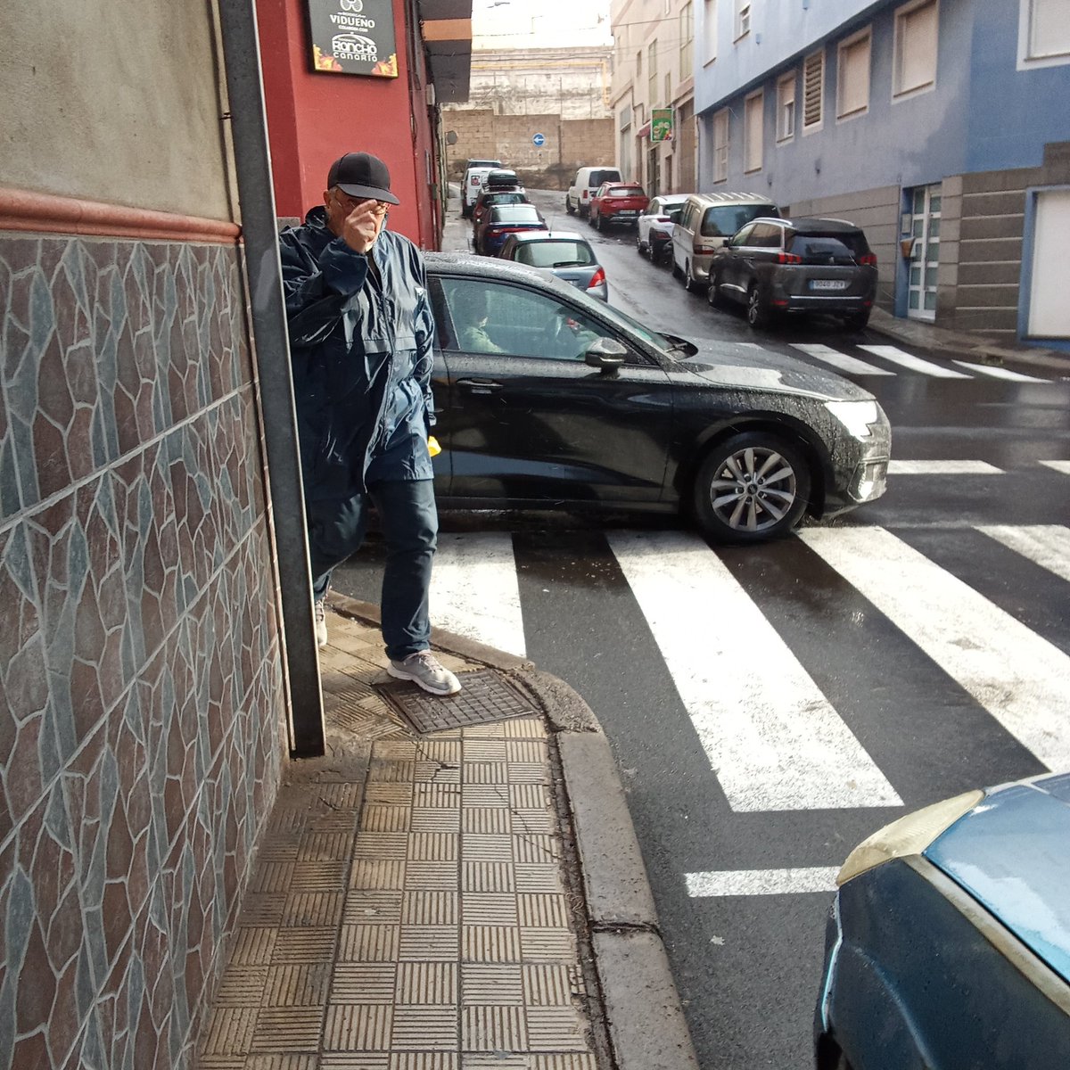 CarlosGSantosG's tweet photo. Con mas de 8 aparcamientos en la calle San Amadeo, el señor no quiere aparcar bien. @policialalaguna https://t.co/3v57GApXE8
