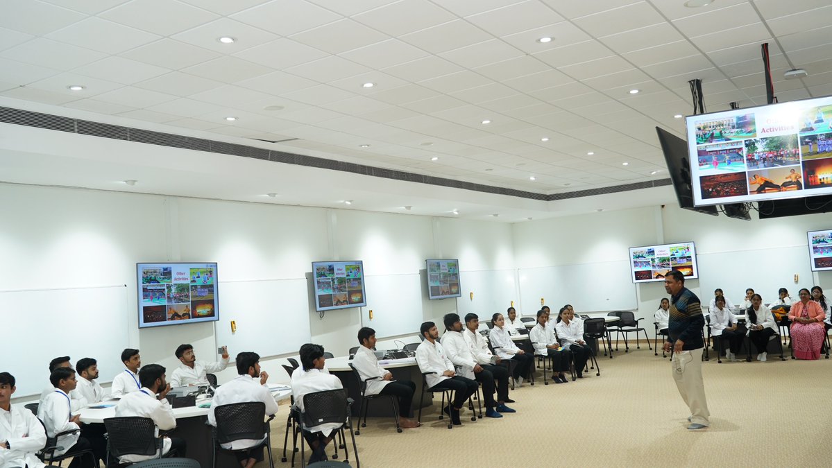 CS2_IISERB's tweet image. CS2–IISERB hosted students from 𝗟𝗡𝗖𝗧 𝗨𝗻𝗶𝘃𝗲𝗿𝘀𝗶𝘁𝘆 for a Scientific Exposure Visit on 𝟭𝟮 𝗗𝗲𝗰 𝟮𝟬𝟮𝟱. The group explored IISERB through an 𝗶𝗻𝘀𝘁𝗶𝘁𝘂𝘁𝗲 𝗶𝗻𝘁𝗿𝗼, 𝘁𝗼𝘂𝗿𝘀 𝗼𝗳 𝗖𝗜𝗙 &amp;amp; 𝗜𝗜𝗖𝗘, and talk by 𝗗𝗿. 𝗙𝗲𝗿𝗼𝘇 𝗦𝘂𝗿𝗶, 𝗖𝗘𝗢, 𝗜𝗜𝗖𝗘.