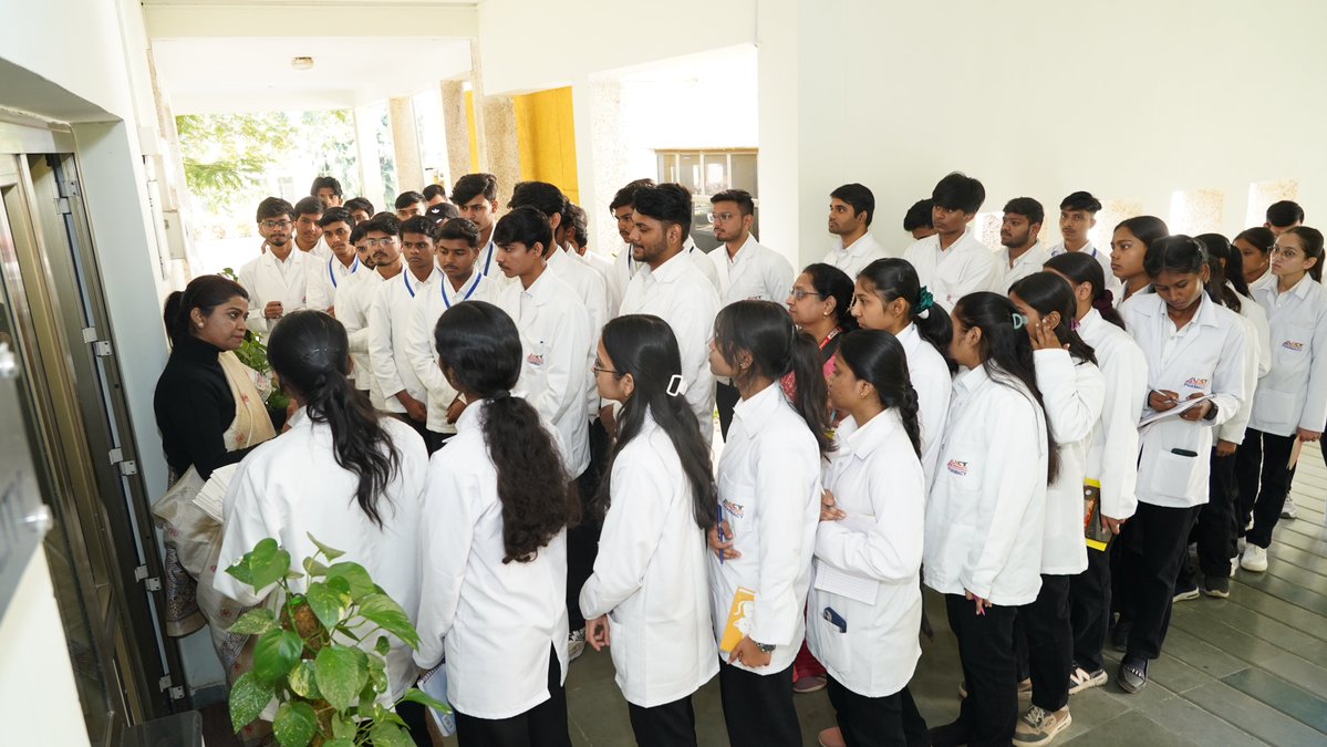 CS2_IISERB's tweet image. CS2–IISERB hosted students from 𝗟𝗡𝗖𝗧 𝗨𝗻𝗶𝘃𝗲𝗿𝘀𝗶𝘁𝘆 for a Scientific Exposure Visit on 𝟭𝟮 𝗗𝗲𝗰 𝟮𝟬𝟮𝟱. The group explored IISERB through an 𝗶𝗻𝘀𝘁𝗶𝘁𝘂𝘁𝗲 𝗶𝗻𝘁𝗿𝗼, 𝘁𝗼𝘂𝗿𝘀 𝗼𝗳 𝗖𝗜𝗙 &amp;amp; 𝗜𝗜𝗖𝗘, and talk by 𝗗𝗿. 𝗙𝗲𝗿𝗼𝘇 𝗦𝘂𝗿𝗶, 𝗖𝗘𝗢, 𝗜𝗜𝗖𝗘.