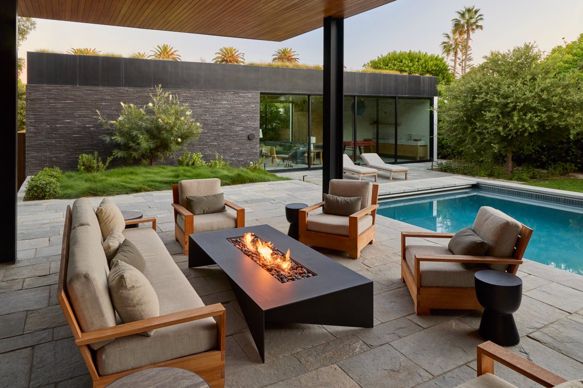 paloform's tweet image. ‌This modern coastal home strikes a balance between glass-and-steel architecture and soft, lived-in refinement.

The terrace carries that sensibility outdoors, where Paloform's Fold #firepit provides a grounded presence in a space for everyday retreat.

#paloform