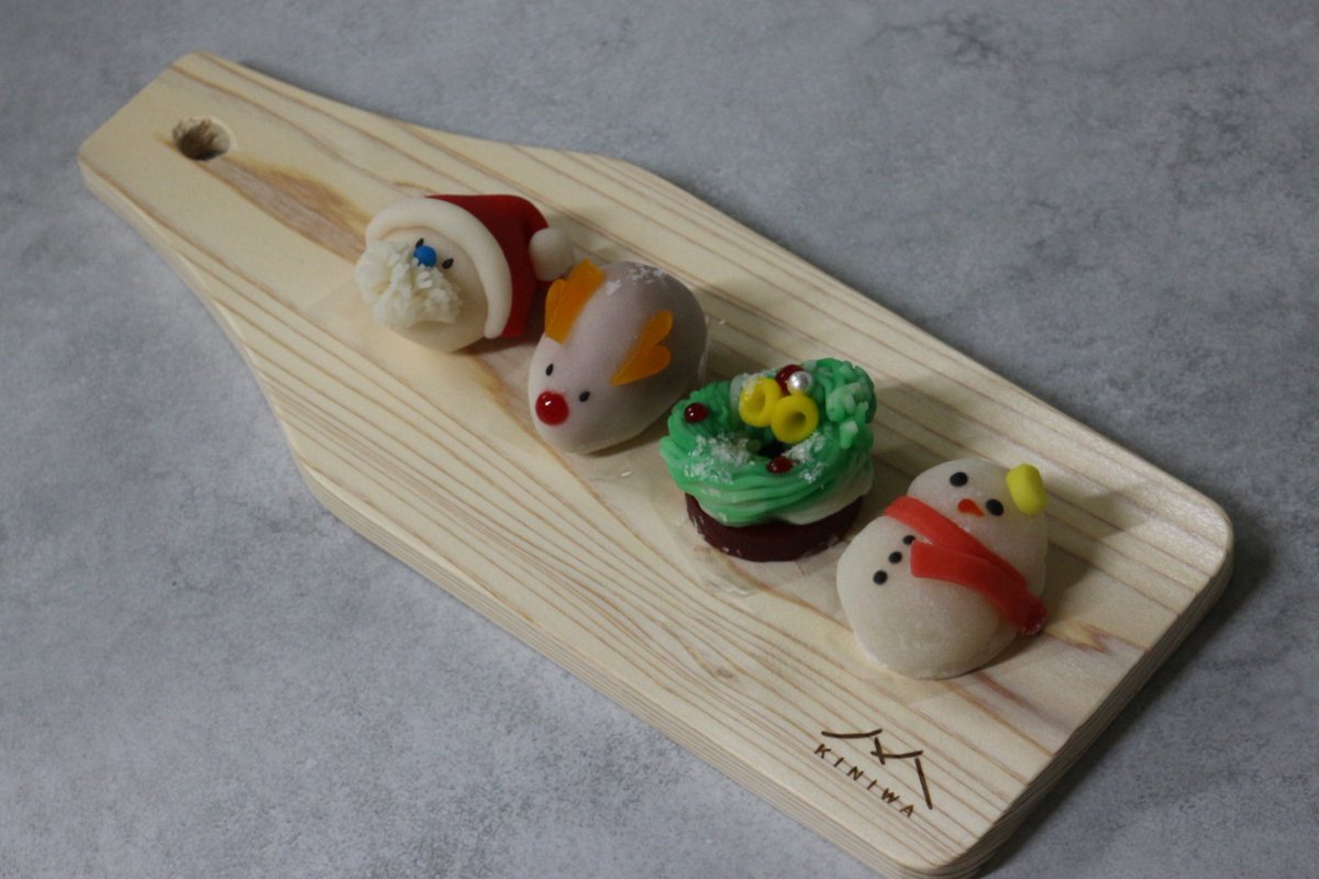 クリスマス限定の上生菓子の販売がはじまりました。

サンタさん、トナカイ、リース、雪だるまの4種類をご用意しております。
ご予約可能ですので、是非ご利用ください。

先月参加したKINIWAさんのマーケットにて購入したお酒の形のトレーを使用して撮影しました。