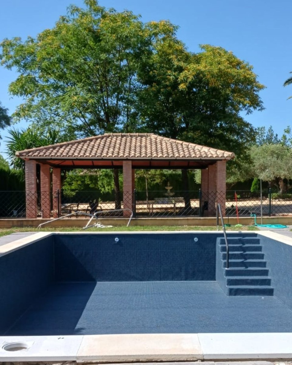 ¿Tu piscina tiene fugas, grietas o problemas de impermeabilización?
En Piscinas Carrión tenemos la solución más eficaz y duradera: la
instalación de lámina armada de PVC.
Este sistema permite impermeabilizar por completo el vaso de la piscina,