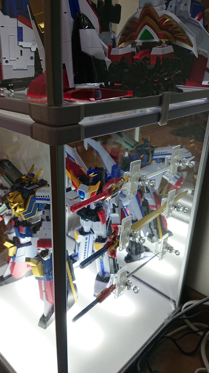 DeltaQuartz's tweet image. THE合体勇者シリーズの剣、置き場に困ってたから、ケース側面に磁石で剣を飾れるようにした。
これで必要な時すぐに取り出せる。