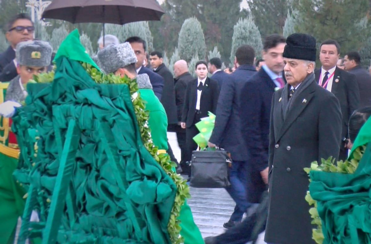 Itszeezeen__'s tweet photo. PM Shehbaz Sharif joined leaders for the official family photo at the International Forum in Ashgabat today, 12 December 2025.
The event marks the International Year of Peace &amp; Trust 2025, the International Day of Neutrality. 
#PMShehbazInTurkmenistan https://t.co/VepTeArOR7