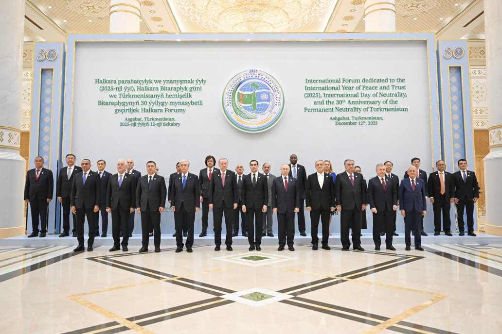 Itszeezeen__'s tweet photo. PM Shehbaz Sharif joined leaders for the official family photo at the International Forum in Ashgabat today, 12 December 2025.
The event marks the International Year of Peace &amp; Trust 2025, the International Day of Neutrality. 
#PMShehbazInTurkmenistan https://t.co/VepTeArOR7