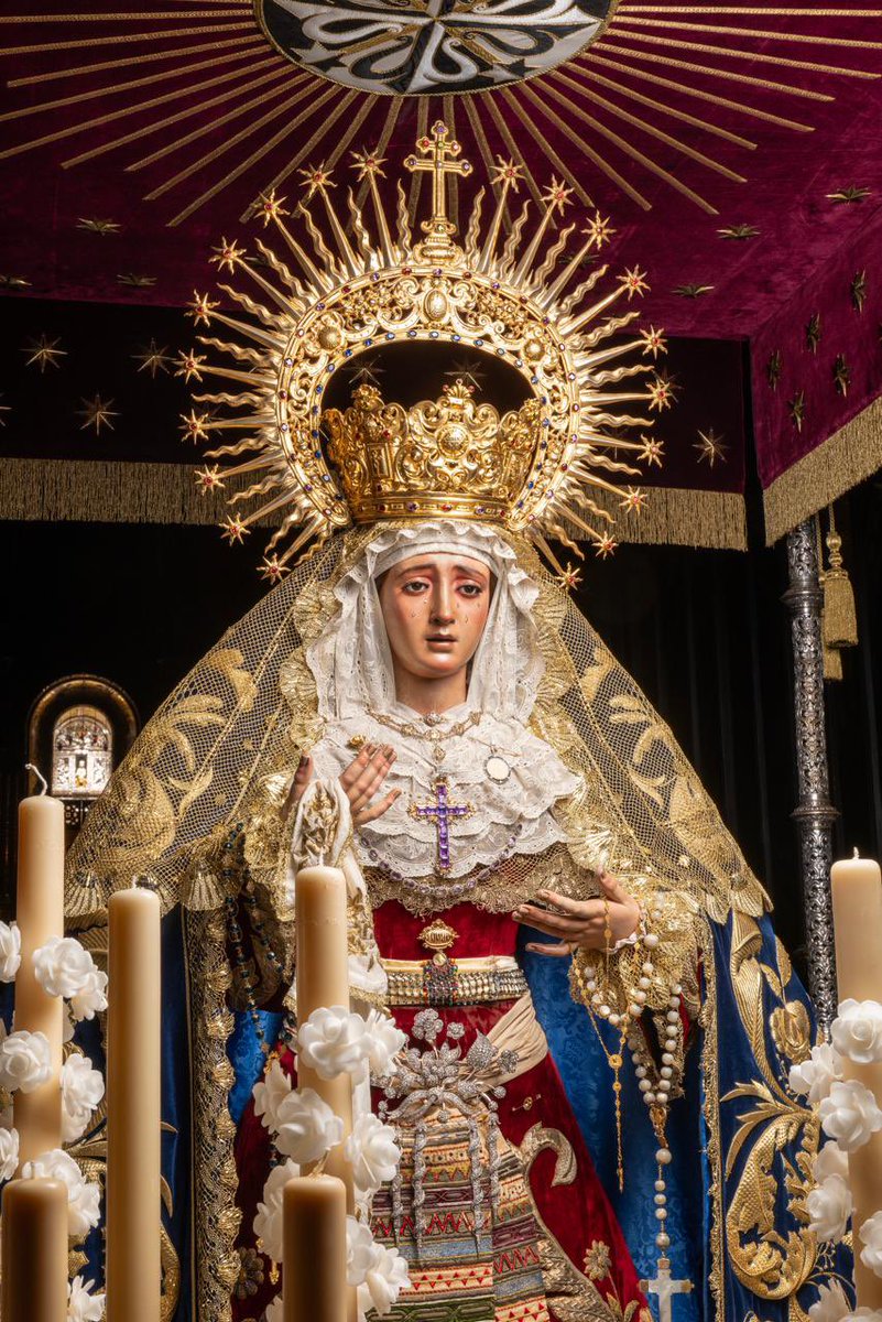 VESTIMENTA|

Volvemos a nuestros orígenes. Volvemos a la Abadía.

Nuestra Señora de Montserrat ataviada para sus cultos extraordinarios en el Santuario catalán.
