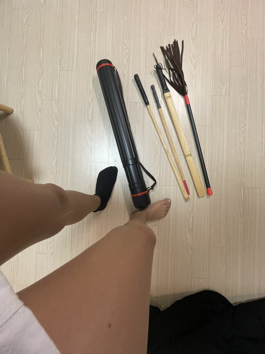 Retdevilq's tweet photo. 담배끄는것도 재미있게🤭
내친구 옆에서 쿠퍼액 더럽다고 욕하는거 봤지? ㅋ.ㅋ 하하

이자가 직접 만들었다고 내게 가져온 선물들
안그래도 몇개 부러졌었는데 잘됬네.
잘사용하마

24일 성향자 파티도 기대돼.으흐흐
하 https://t.co/RdQS3cCfoe