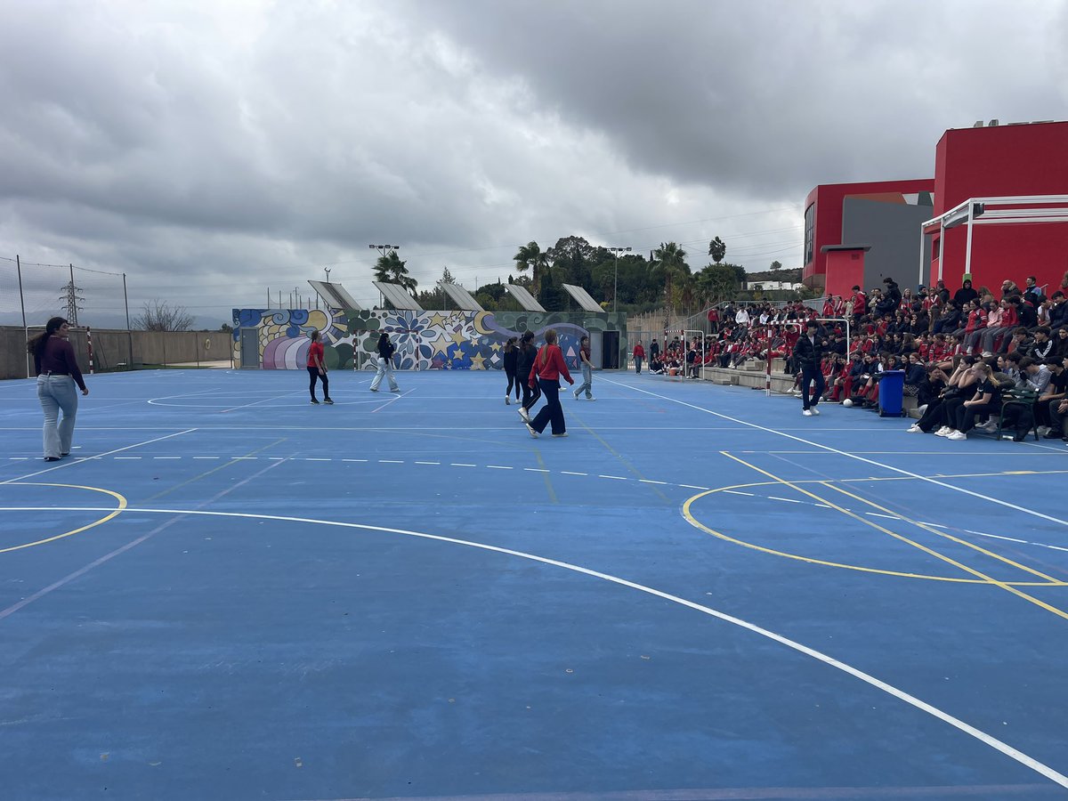ColegioEP's tweet photo. 𝗣𝗮𝗿𝘁𝗶𝗱𝗶𝗹𝗹𝗼 𝗽𝗿𝗲𝗻𝗮𝘃𝗶𝗱𝗲ñ𝗼 ⚽️⚽️ Despedimos la semana con el mini torneo pre navideño de fútbol sala de #bachillerato… Primeros frente a segundos con buen ambiente y mucha emoción en la grada ⚽️⚽️ @AlhaurinDeporte @iadeporte https://t.co/mbq9yipgRi