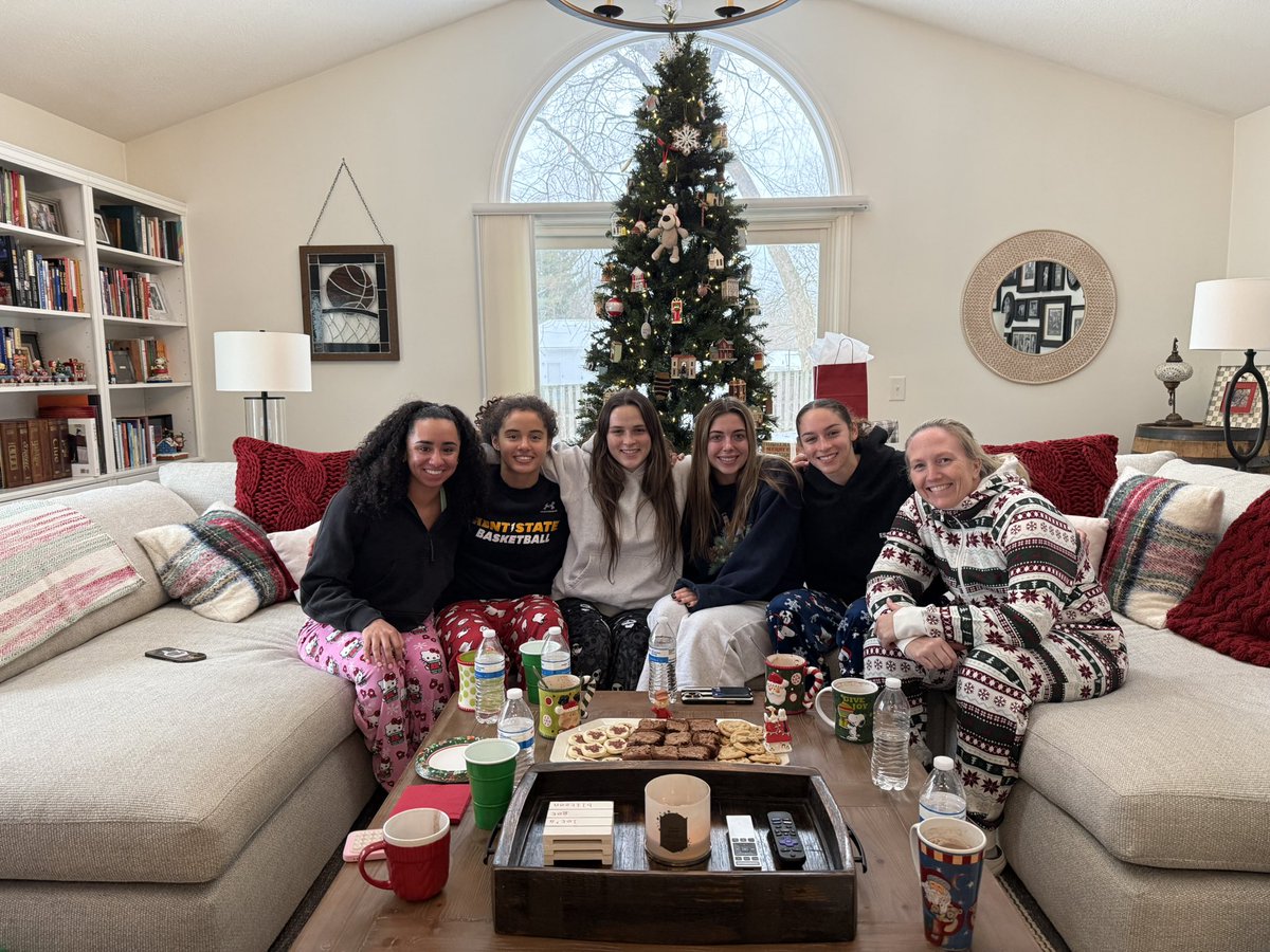 JanaAshley_'s tweet image. My favorite PGs, Cookies, Hot Chocolate, Christmas PJs, and a snowy day to finish out final exam week!

And my favorite Asst Coach @CoachFran_ and 🐶 ❤️