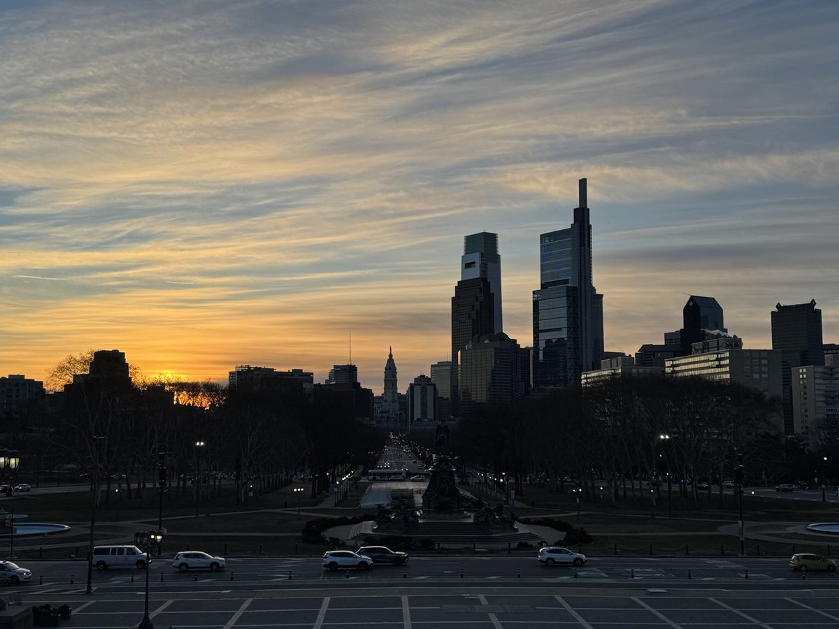 ChipReiderson's tweet photo. Good morning from the greatest city in the world.
Great shorts weather.
#RunPhilly https://t.co/cPktrbNe6G