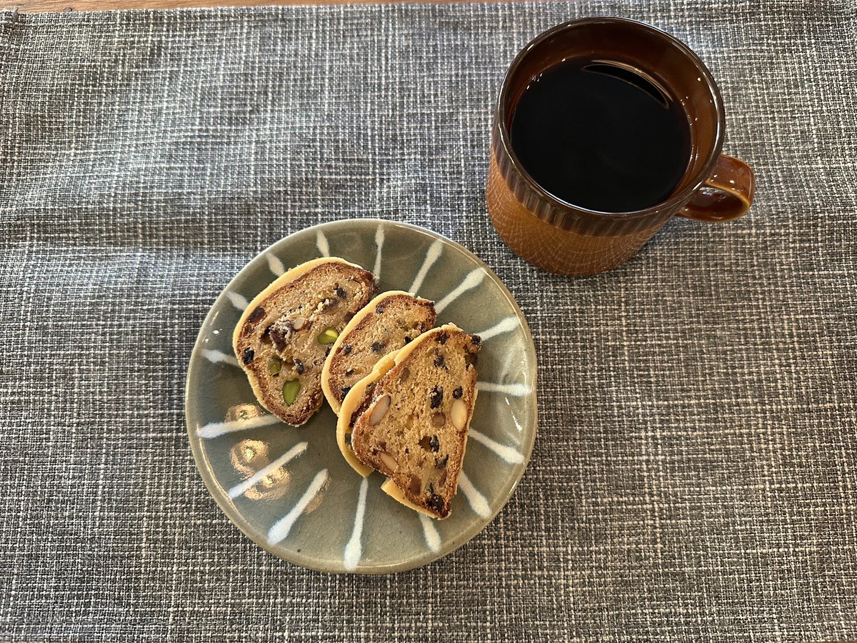 クリスマスの季節ですね🎄
シュトーレンいただいた😍
カロリーがとんでもなかったけど、ちょっとずつ食べるのがシュトーレンだから…大丈夫なはず！