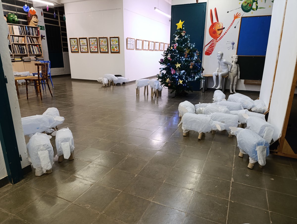 emeolot's tweet photo. ✨🎄 L’escola celebra el Nadal amb creativitat i sostenibilitat: els passadissos s’han omplert de xais fets amb ampolles de plàstic i paper. Una decoració que uneix tradició i consciència mediambiental. 🐑♻️ #Nadal #Educació #Sostenibilitat https://t.co/i7Qq4kghba