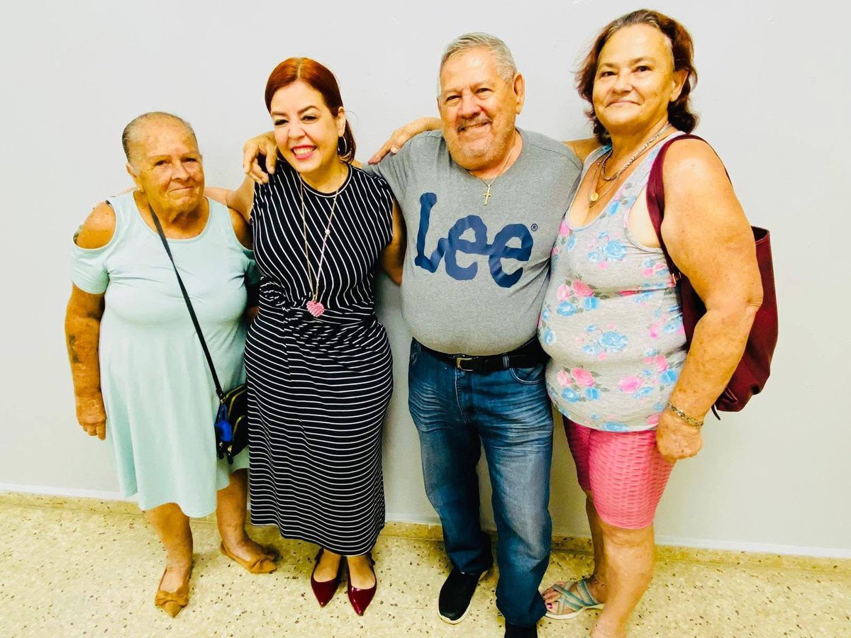 Acompañé a mi amiga Keren Riquelme Cabrera, directora ejecutiva de ODSEC, en la entrega de cenas navideñas para nuestras familias del Distrito de Arecibo. Un honor servir y compartir con nuestra gente. 🙏💙✨ #Arecibo #SenadoSiempreContigo #NavidadQueUne