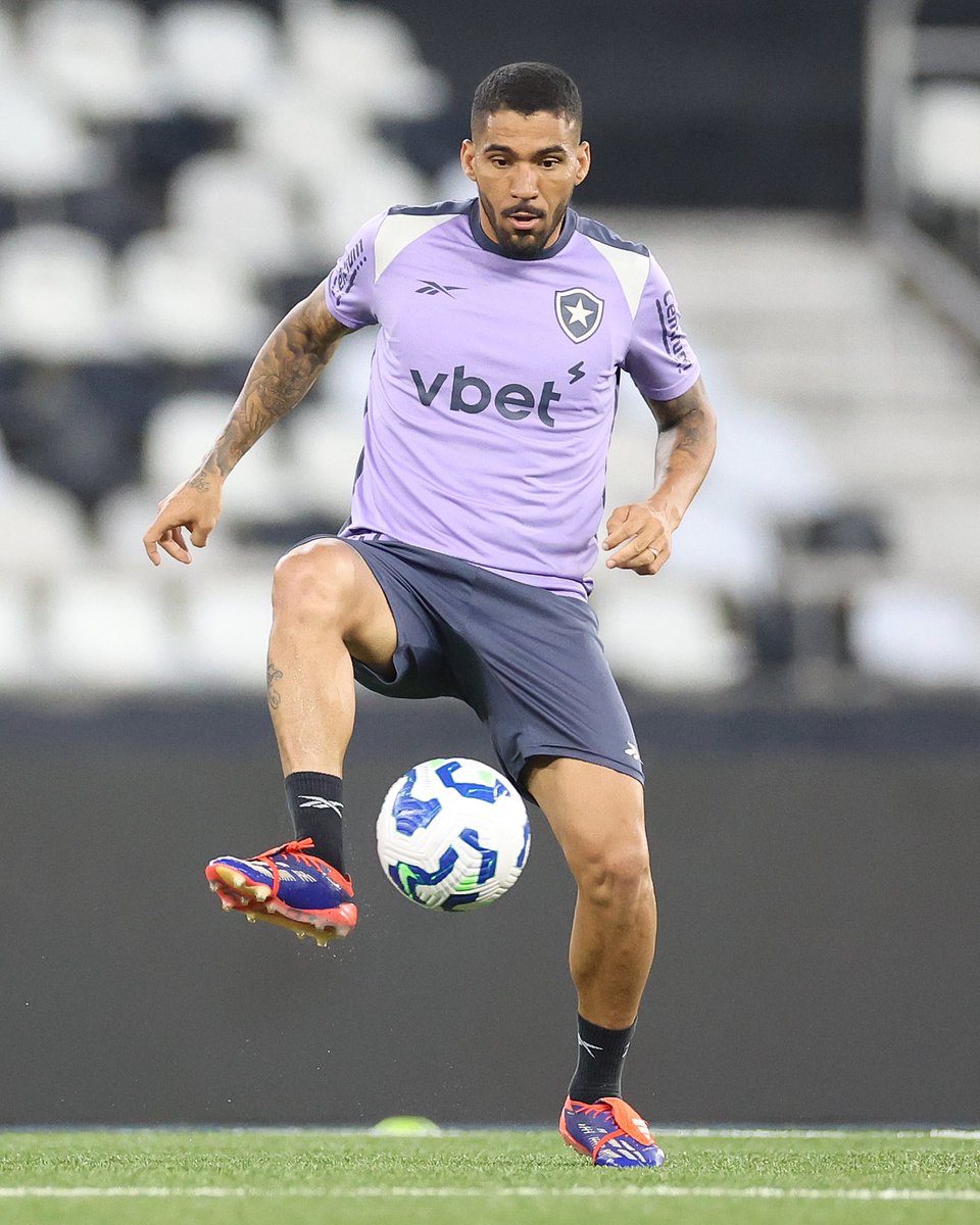 Com interesse em mais volantes, há chances de Allan e Newton deixarem o Botafogo.

Recentemente, Alvinegro enviou dirigentes ao Oriente Médio para tentar negociar alguns atletas.

Além disso, clube busca jogadores da posição no mercado.

— <a href="/jotapfragoso/">João Pedro Fragoso</a>