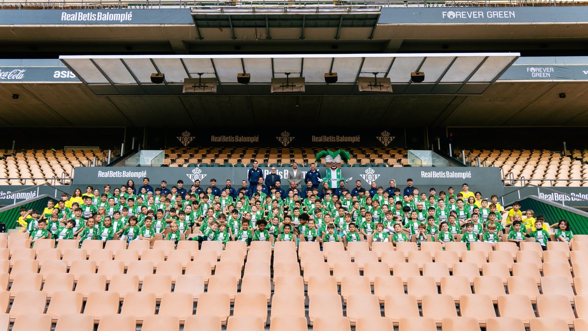 BetisAcademy's tweet photo. 📸💚🔝 ¡Foto oficial de la temporada 2025/26!

#EscuelaBetis https://t.co/iaNEI5YeCa