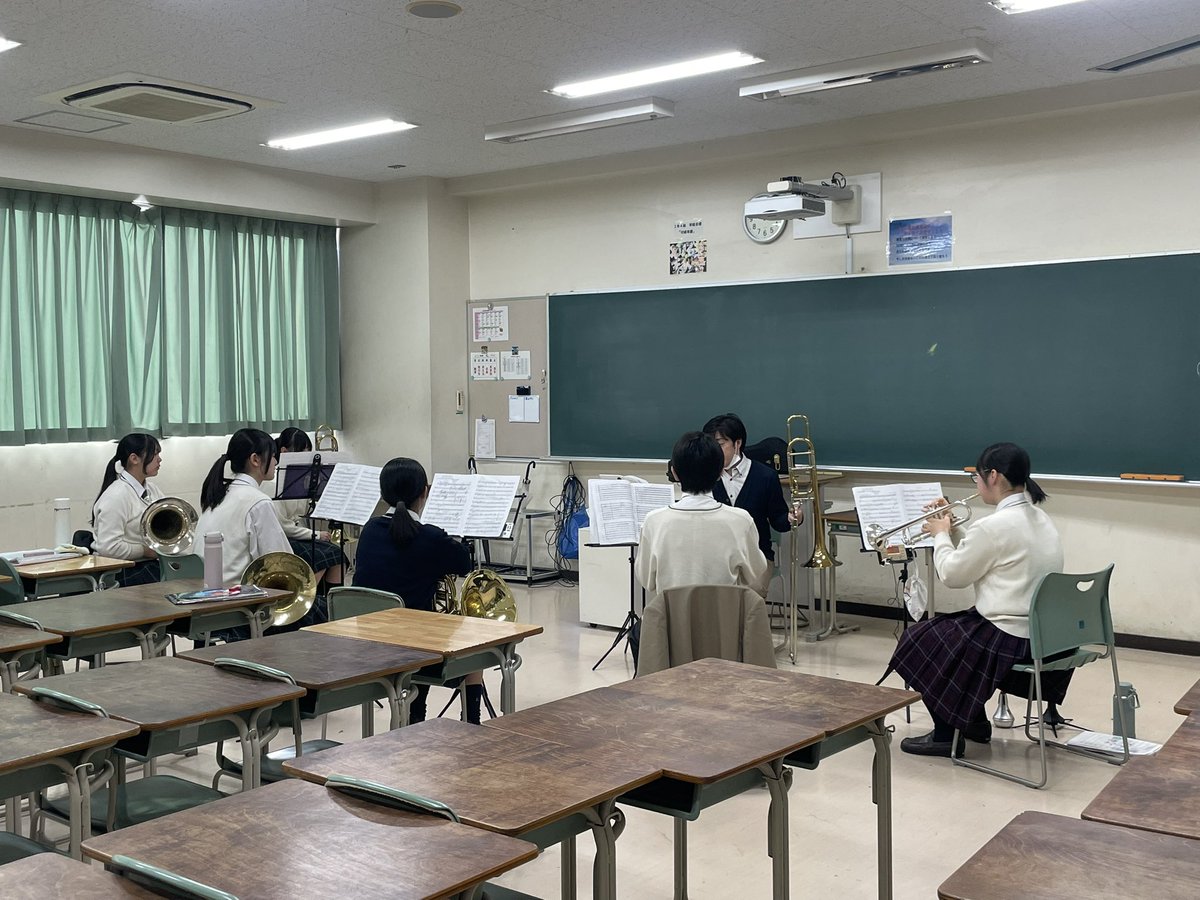 今日のレッスン♪

今日はいつもパートレッスンしてくださるコーチの先生に、アンサンブルのレッスンをしていただきました😊
自分たちではまだ気づけなかった細かいところまで指導していただきました！
年末に向けて頑張っていきます！！！

#共栄学園　#共栄学園吹奏楽部
#kgwo